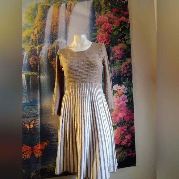 Calvin Klein Dresses & Skirts - Calvin Klein women’s Size Medium 3/4 sleeve knit tan & white spring dress